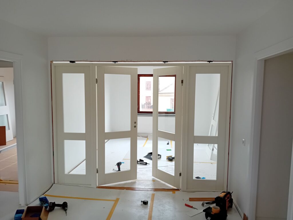 Montering av dörr, glassparti i Stockholm.